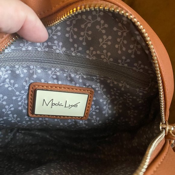 Like New Round Crossbody Bag - Picture 7 of 8